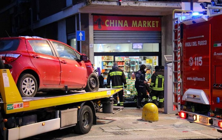 Malgrate, malore alla guida Travolge due auto e finisce in vetrina