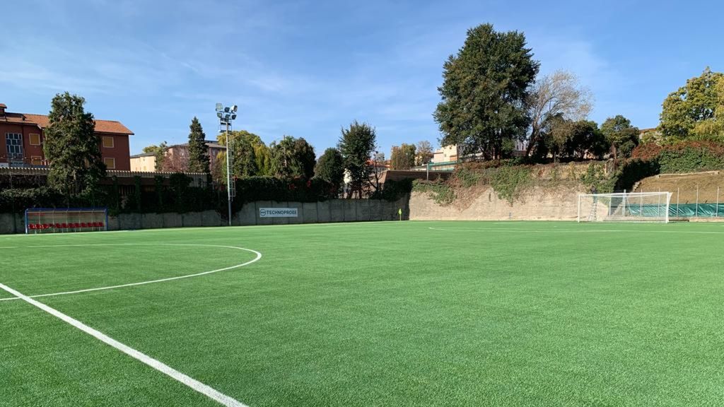 Campo da calcio, le aziende si nascondono Campo da calcio, le aziende si nascondono