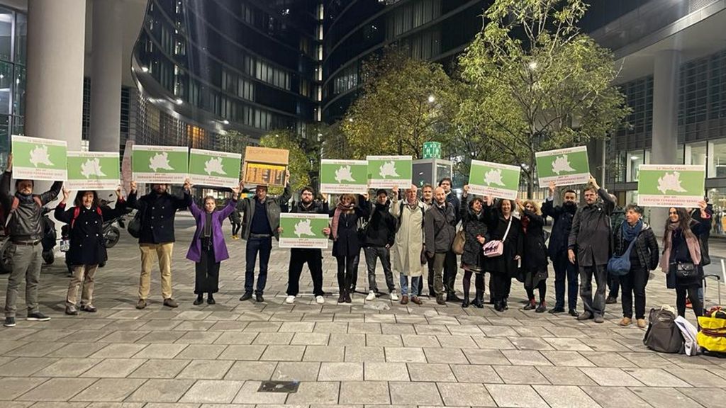 «Basta a disservizi e disagi sui treni». I pendolari sotto Palazzo Lombardia «Basta a disservizi e disagi sui treni». I pendolari sotto Palazzo Lombardia