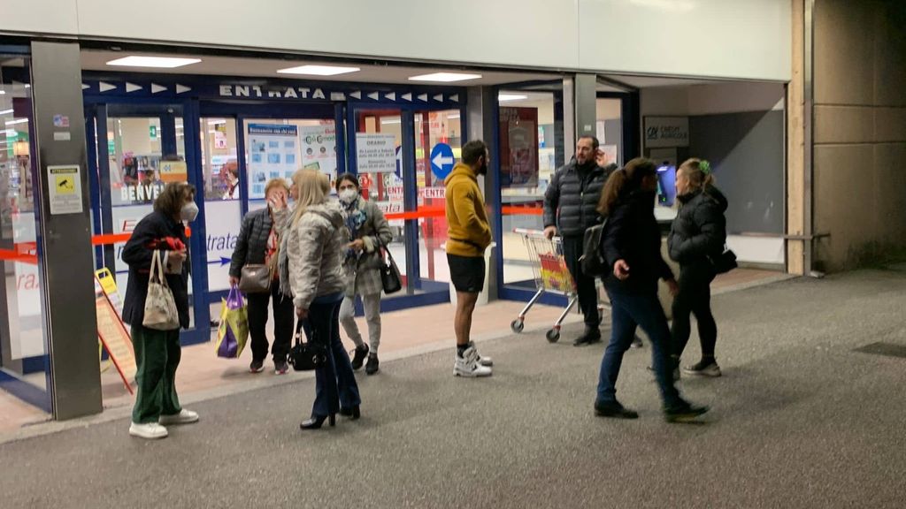 Erba, ieri forte odore di gas: evacuati market e negozi. Tantissime le chiamate ai Vigili del Fuoco: «Nessun danno per la salute» Erba, ieri forte odore di gas: evacuati market e negozi. Tantissime le chiamate ai Vigili del Fuoco: «Nessun danno per la salute»