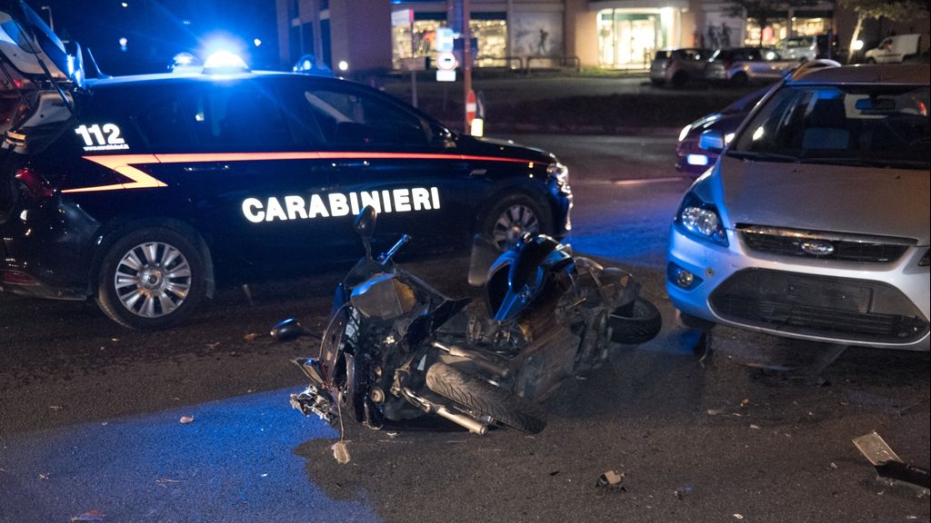Frontale tra auto e scooter: un ferito Frontale tra auto e scooter: un ferito