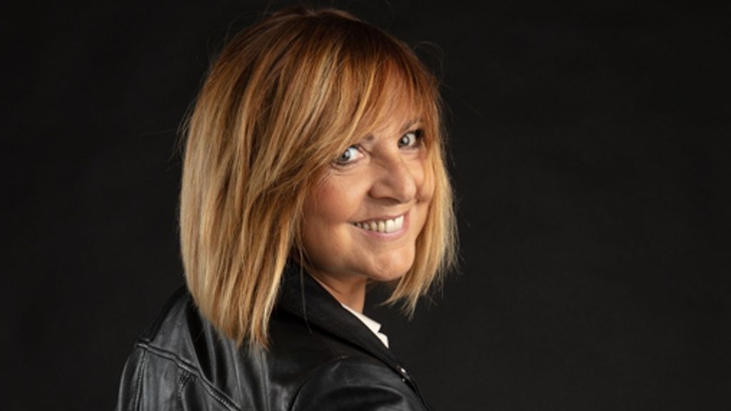 L’eterna battaglia tra i sessi: si ride con Debora Villa L’eterna battaglia tra i sessi: si ride con Debora Villa
