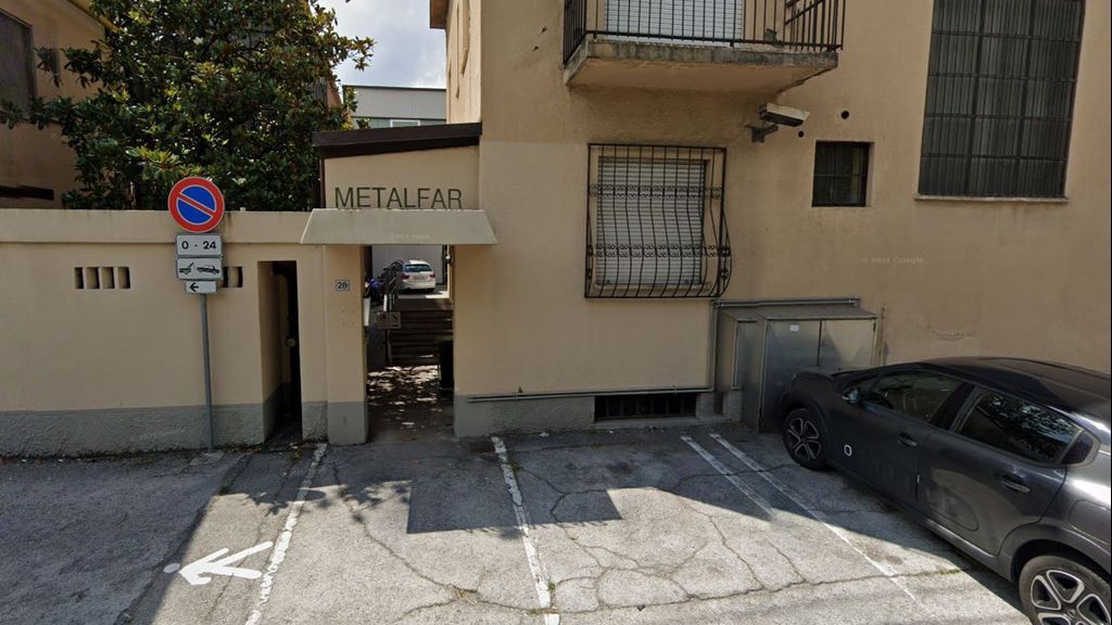 Si amputa due dita in azienda Si amputa due dita in azienda