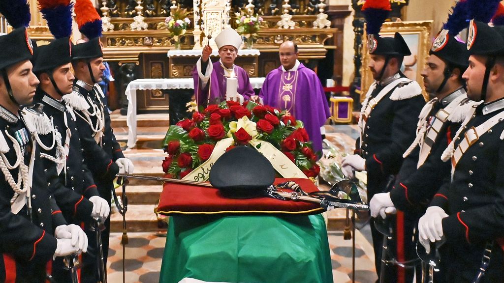 Il commosso addio di Asso al suo comandante: «Ha sempre operato con valori che nel tempo sono diventati il fondamento anche della sua famiglia» Il commosso addio di Asso al suo comandante: «Ha sempre operato con valori che nel tempo sono diventati il fondamento anche della sua famiglia»