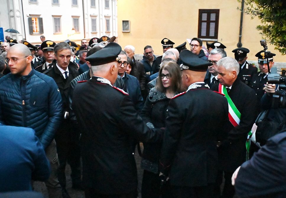 Asso funerali del comandante di stazione dei carabinieri luogotenente Doriano Furceri, la vedova con il generale Luzi Asso funerali del comandante di stazione dei carabinieri luogotenente Doriano Furceri, la vedova con il generale Luzi