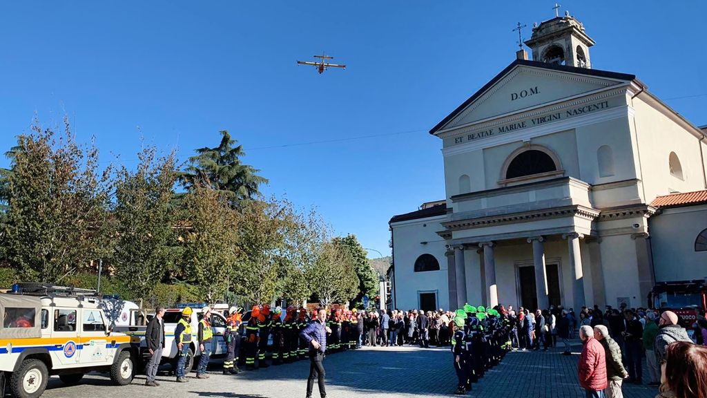 Il saluto a Matteo Pozzoli, pilota erbese morto sull’Etna. In suo ricordo nel cielo c’è anche un Canadair Il saluto a Matteo Pozzoli, pilota erbese morto sull’Etna. In suo ricordo nel cielo c’è anche un Canadair