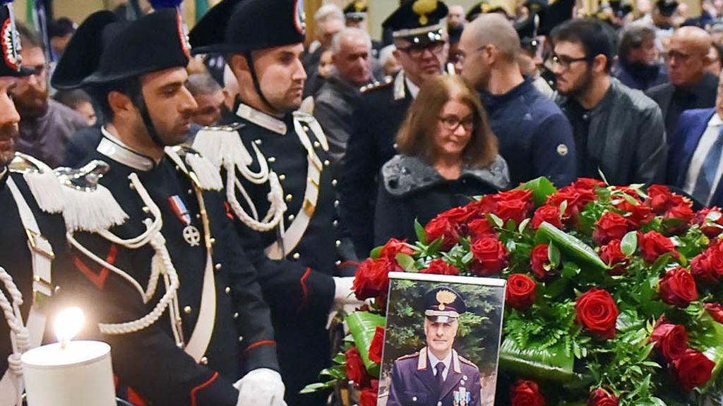 L’ultimo saluto scambiato sulle scale, prima degli spari e della tragedia. La vedova del comandante Furcerci: «La moglie del brigadiere? L’ho abbracciata... penso ai loro figli» L’ultimo saluto scambiato sulle scale, prima degli spari e della tragedia. La vedova del comandante Furcerci: «La moglie del brigadiere? L’ho abbracciata... penso ai loro figli»
