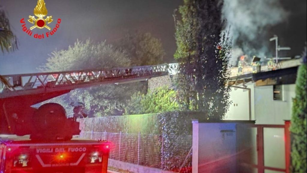 Missaglia, paura in villa Nella notte Il tetto prende fuoco Missaglia, paura in villa Nella notte Il tetto prende fuoco