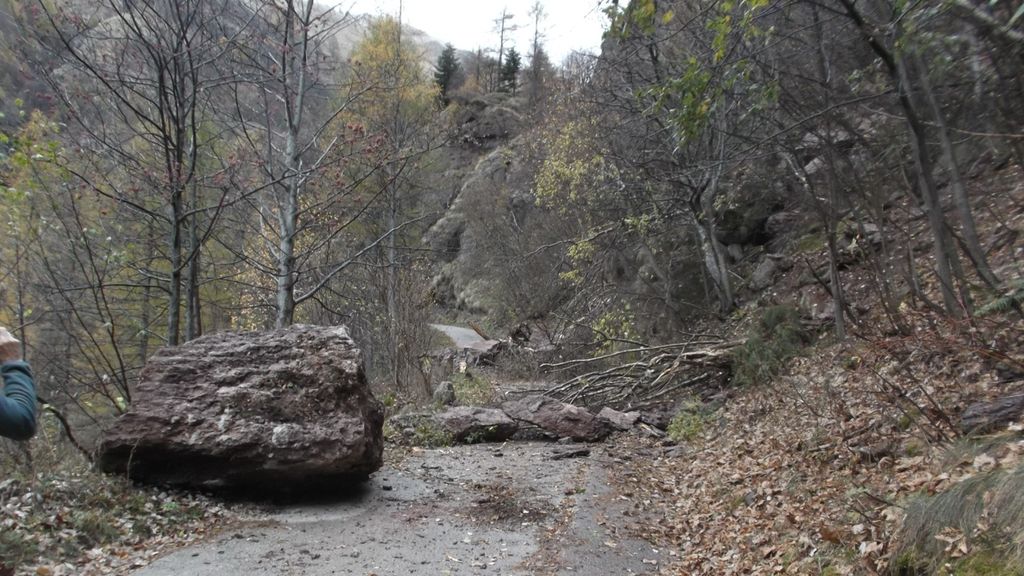 Smottamento e strada chiusa, da Introbio alla val Biandino Smottamento e strada chiusa, da Introbio alla val Biandino