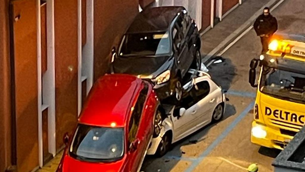 Uno strano incidente: tre macchine ammucchiate una sopra l’altra. Nessuna traccia del responsabile Uno strano incidente: tre macchine ammucchiate una sopra l’altra. Nessuna traccia del responsabile