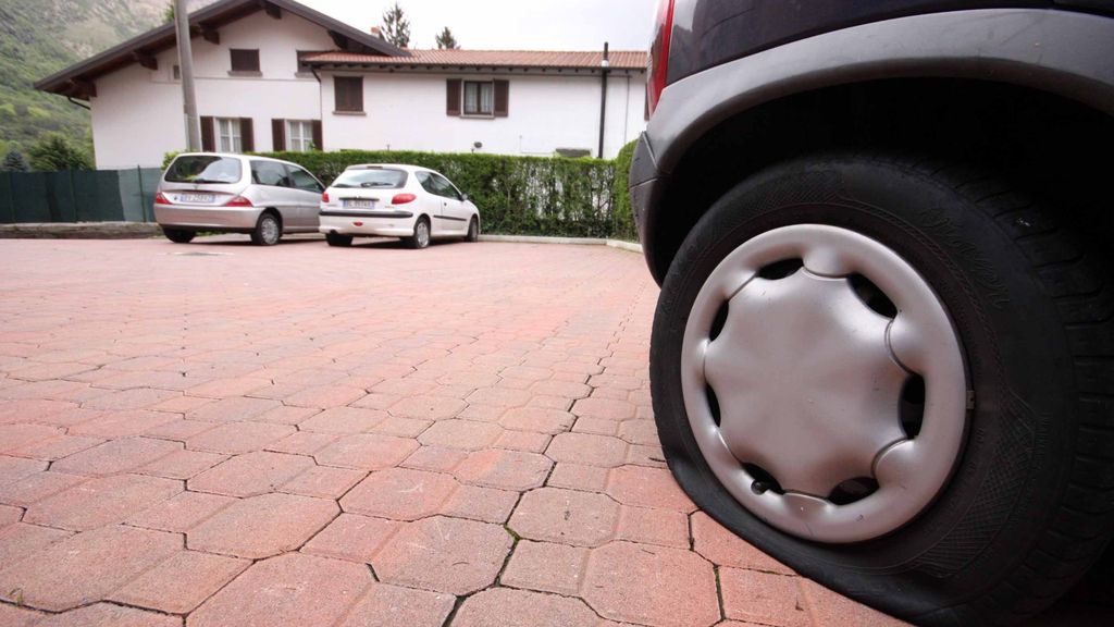 «Gomme tagliate per strada» «Gomme tagliate per strada»