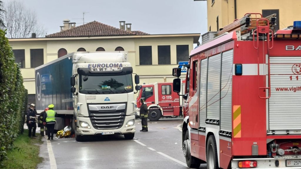 Muore anziana travolta da un tir sulle strisce Muore anziana travolta da un tir sulle strisce