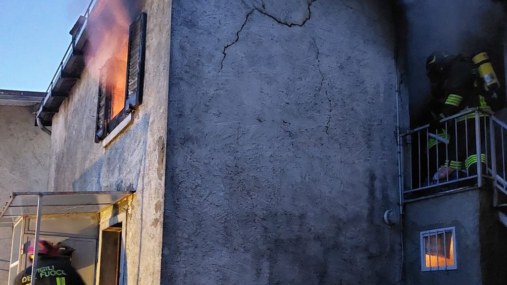 Premana, Incendio nel vecchio nucleo Casa inagibile, una donna sfollata Premana, Incendio nel vecchio nucleo Casa inagibile, una donna sfollata