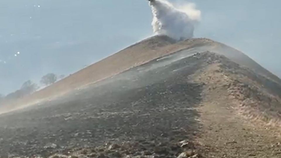 Civate, fiamme sul Cornizzolo Spente con elicotteri e canadair Civate, fiamme sul Cornizzolo Spente con elicotteri e canadair