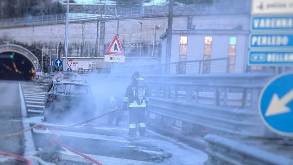 Bellano, automobile in fiamme allo svincolo sulla Statale 36 Bellano, automobile in fiamme allo svincolo sulla Statale 36