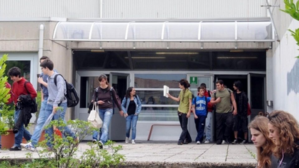 Monticello, troppi iscritti al Greppi «Urgente una scuola più grande» Monticello, troppi iscritti al Greppi «Urgente una scuola più grande»