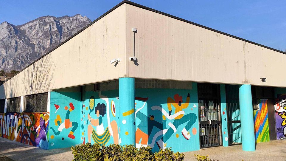 Valmadera: vandalismi e grigliate abusive Ecco le telecamere del centro sportivo Valmadera: vandalismi e grigliate abusive Ecco le telecamere del centro sportivo