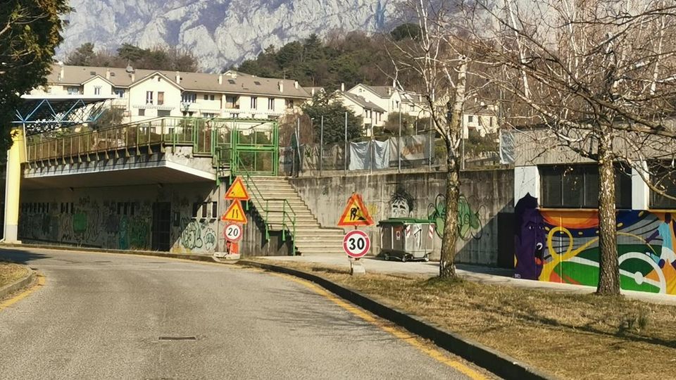 Valmadrera, Sgommate al Rio Torto La polizia locale: «Controlli di sera» Valmadrera, Sgommate al Rio Torto La polizia locale: «Controlli di sera»