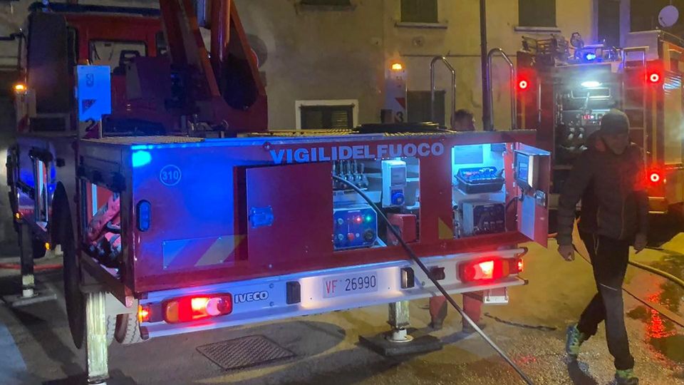 Erba, tetto prende fuoco Pompieri mobilitati a Incasate Erba, tetto prende fuoco Pompieri mobilitati a Incasate