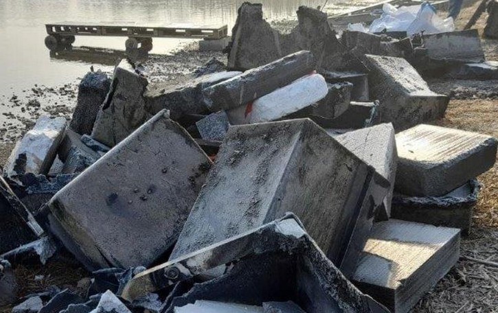 Rogeno, rimosso il pontile bruciato lo scorso gennaio