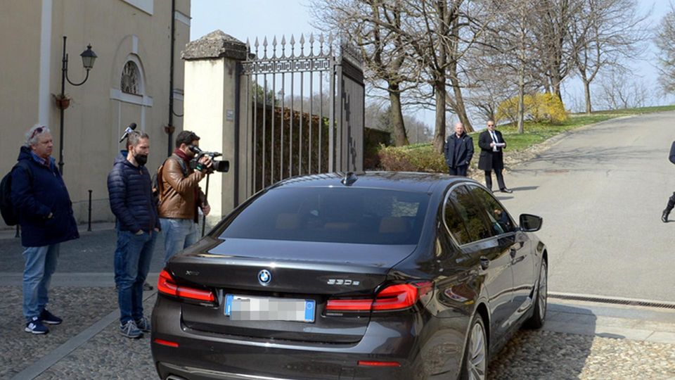 Il “Sì” simbolico di Berlusconi e Fascina Evento mondano alle porte di Casatenovo Il “Sì” simbolico di Berlusconi e Fascina Evento mondano alle porte di Casatenovo