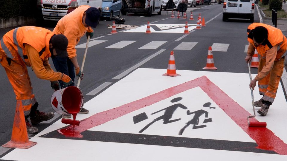 Merate, tra via Campi e via dei Lodovichi maxi triangoli per difendere gli studenti Merate, tra via Campi e via dei Lodovichi maxi triangoli per difendere gli studenti