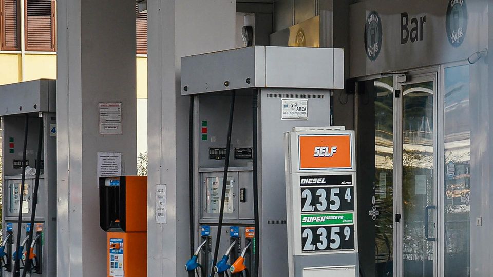 Carburanti, taglio di 25 cent al litro La misura durerà un mese Carburanti, taglio di 25 cent al litro La misura durerà un mese