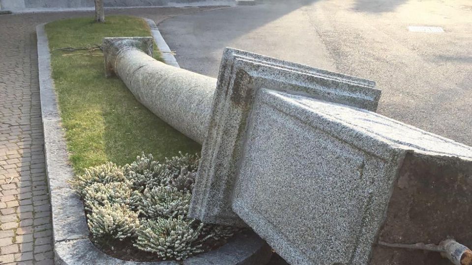 Erba, trattore abbatte obelisco Paura davanti alla chiesa Erba, trattore abbatte obelisco Paura davanti alla chiesa