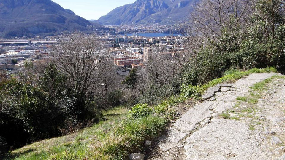 Lecco. Campo de Boi Sulla strada si tira dritto Lecco. Campo de Boi Sulla strada si tira dritto