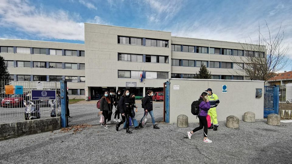 Il Bachelet fa il tutto esaurito di iscritti Volano scientifico, linguistico e sportivo Il Bachelet fa il tutto esaurito di iscritti Volano scientifico, linguistico e sportivo