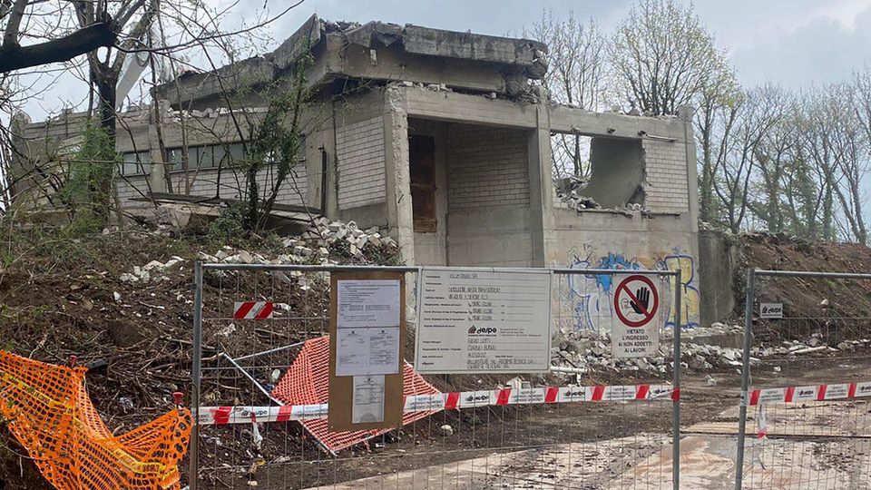 Merone, il bosco della droga Holcim abbatte i covi dello spaccio Merone, il bosco della droga Holcim abbatte i covi dello spaccio