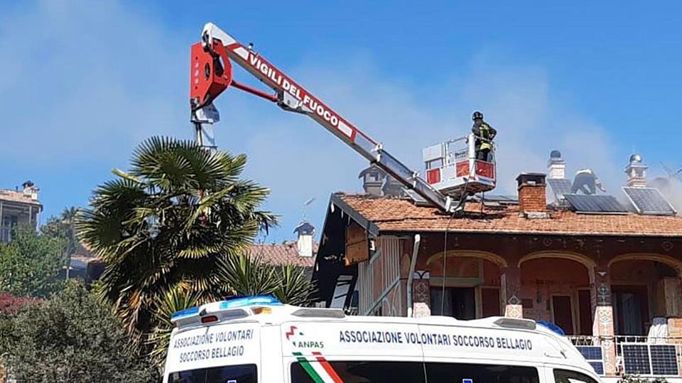 Bellagio, brucia tetto Paura vicino alle scuole Guarda il video Bellagio, brucia tetto Paura vicino alle scuole Guarda il video