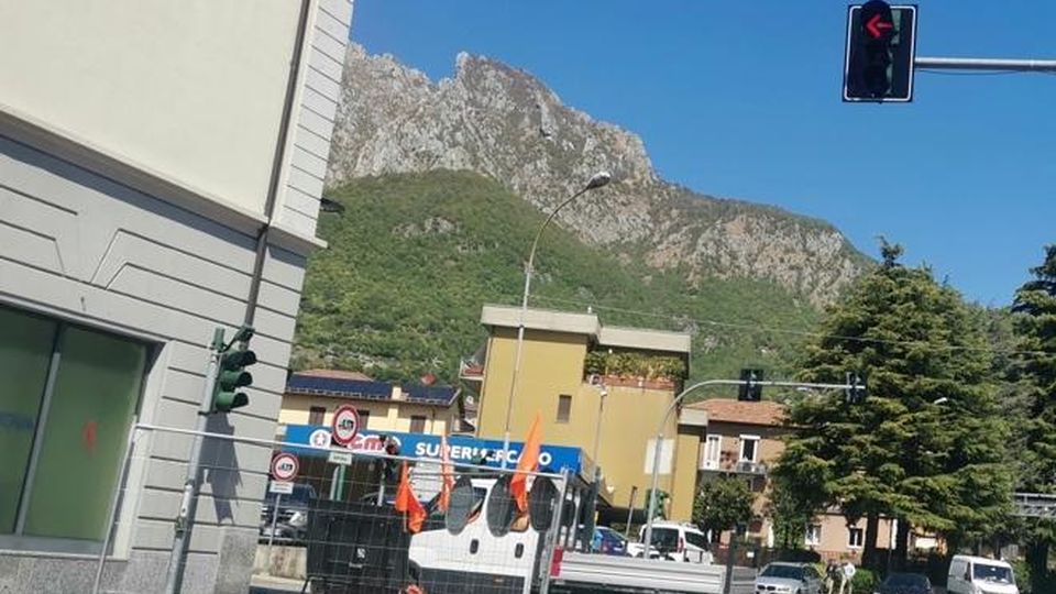 Valmadrera, via 25 Aprile, divieto ignorato Da Parè arrivano veicoli in contromano Valmadrera, via 25 Aprile, divieto ignorato Da Parè arrivano veicoli in contromano