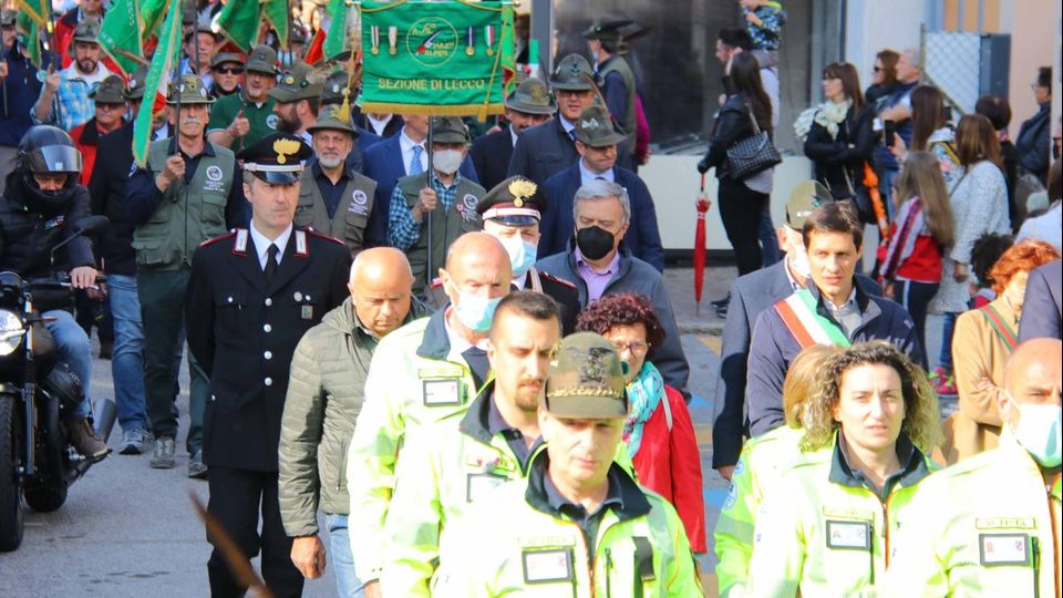 Mandello, l’unica invasione buona «Alpini ieri, oggi e per sempre» Mandello, l’unica invasione buona «Alpini ieri, oggi e per sempre»