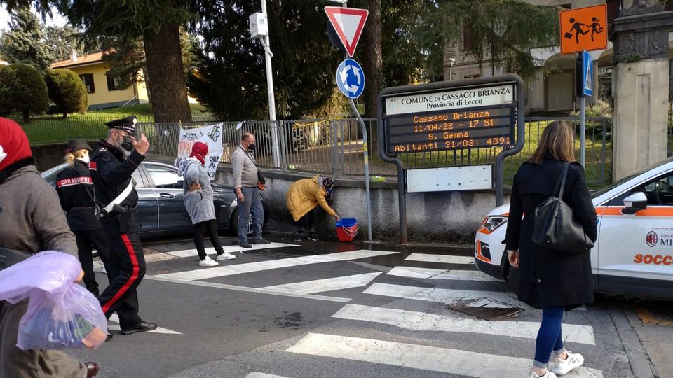 Cassago, Posteggia senza freno a mano Giovane investita dalla sua auto, è grave Cassago, Posteggia senza freno a mano Giovane investita dalla sua auto, è grave