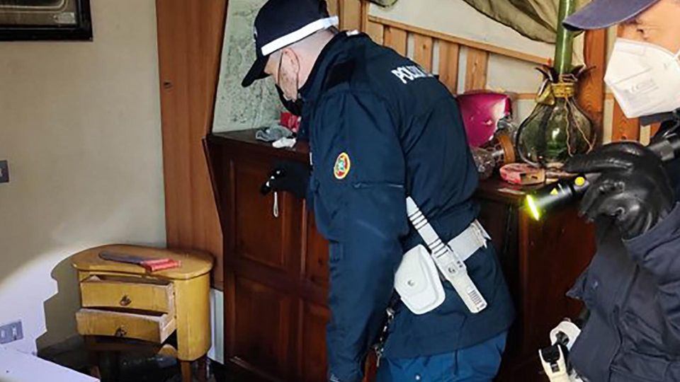 Erba, blitz degli agenti nelle areedismesse Scoperto un dormitorio nell’ex Candy Erba, blitz degli agenti nelle areedismesse Scoperto un dormitorio nell’ex Candy