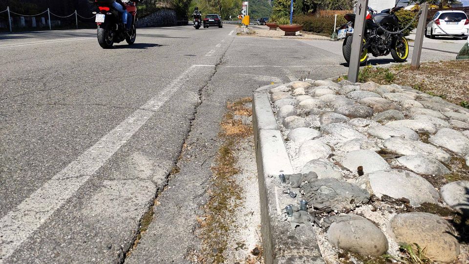 Mandello, Appena posizionata Già distrutta la colonnina dell’autovelox Mandello, Appena posizionata Già distrutta la colonnina dell’autovelox