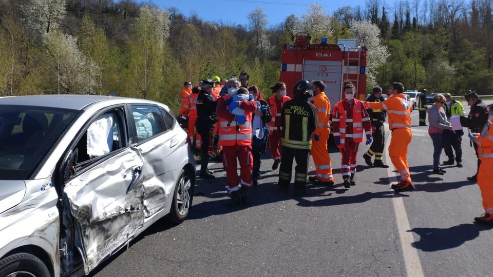 Imbersago, Incidente a catena Sei auto e otto feriti, giovane incastrato Imbersago, Incidente a catena Sei auto e otto feriti, giovane incastrato
