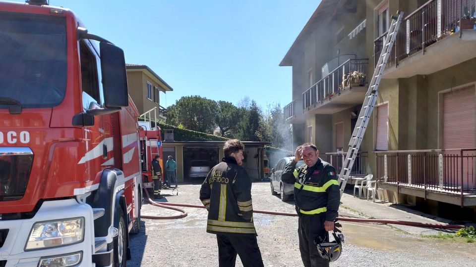 Monticello, palazzina in fiamme, quattro famiglie evacuate Monticello, palazzina in fiamme, quattro famiglie evacuate