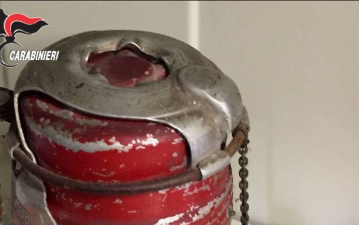Mandello, sorpresa in garage Una bomba a mano tra le cianfrusaglie