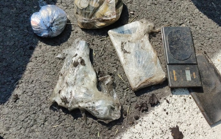 Bosisio, smantellati i covi dello spaccio Tra i cespugli recuperata una pistola