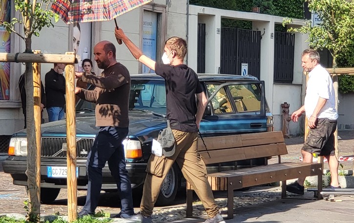 Toh, c’è Albanese in piazza Manzoni E il centro di Oggiono si ferma per i ciak