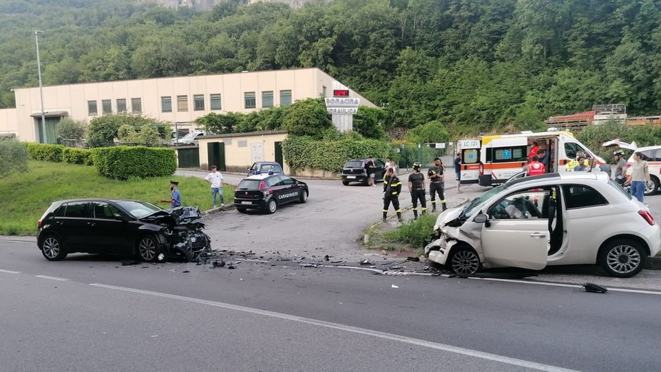Galbiate, frontale a Sala al Barro tre ragazzi in ospedale Galbiate, frontale a Sala al Barro tre ragazzi in ospedale