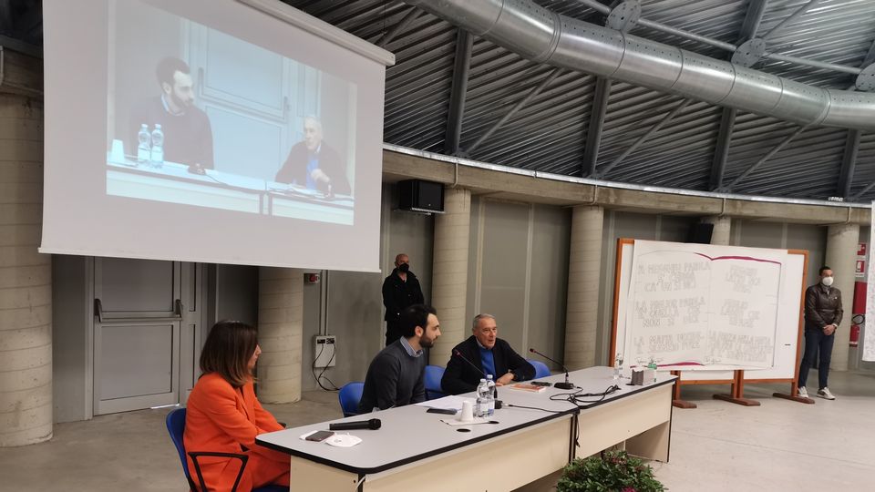 Oggiono, Pietro Grasso al Bachelet «La mafia teme la scuola, non deludete» Oggiono, Pietro Grasso al Bachelet «La mafia teme la scuola, non deludete»