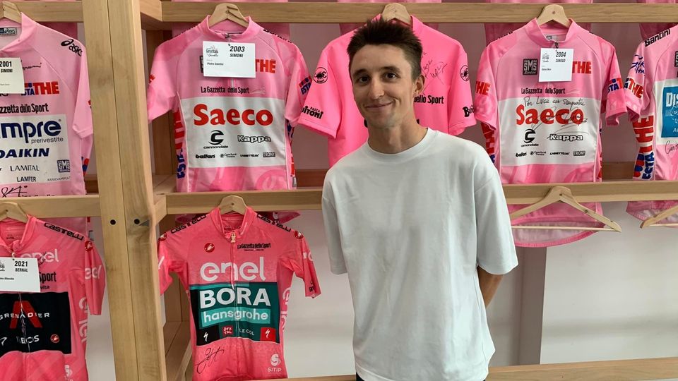 Il rosa di Hindley al Ghisallo. Donata la maglia del Giro Il rosa di Hindley al Ghisallo. Donata la maglia del Giro