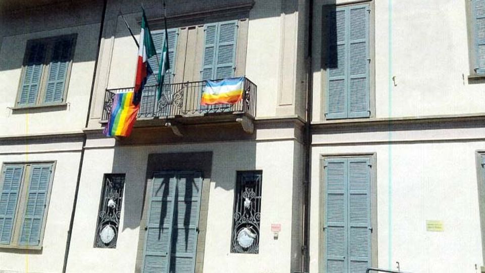 Bandiere arcobaleno sui municipi Interviene il prefetto: «Vanno tolte» Bandiere arcobaleno sui municipi Interviene il prefetto: «Vanno tolte»