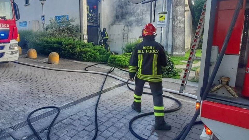 Rogo alla chiesetta. Incendio innescato dal fornelletto di un senzatetto Rogo alla chiesetta. Incendio innescato dal fornelletto di un senzatetto