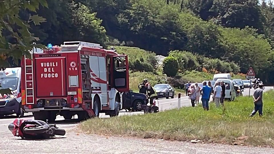 Investito, resta incastrato sotto l’auto. Grave giovane motociclista Investito, resta incastrato sotto l’auto. Grave giovane motociclista