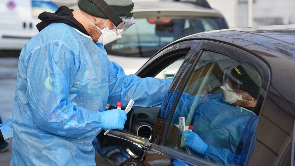 Covid, i numeri tornano a preoccupare. Si rialzano contagi e ricoveri Covid, i numeri tornano a preoccupare. Si rialzano contagi e ricoveri