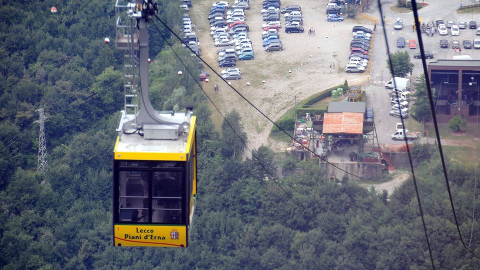 Il bus dal centro ai Piani d’Erna. Valvola di sfogo al mare di auto Il bus dal centro ai Piani d’Erna. Valvola di sfogo al mare di auto